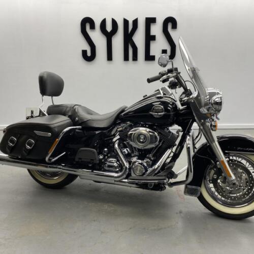 2009 Harley-Davidson FLHRC Touring Road King Classic in Vivid Black thumb 2