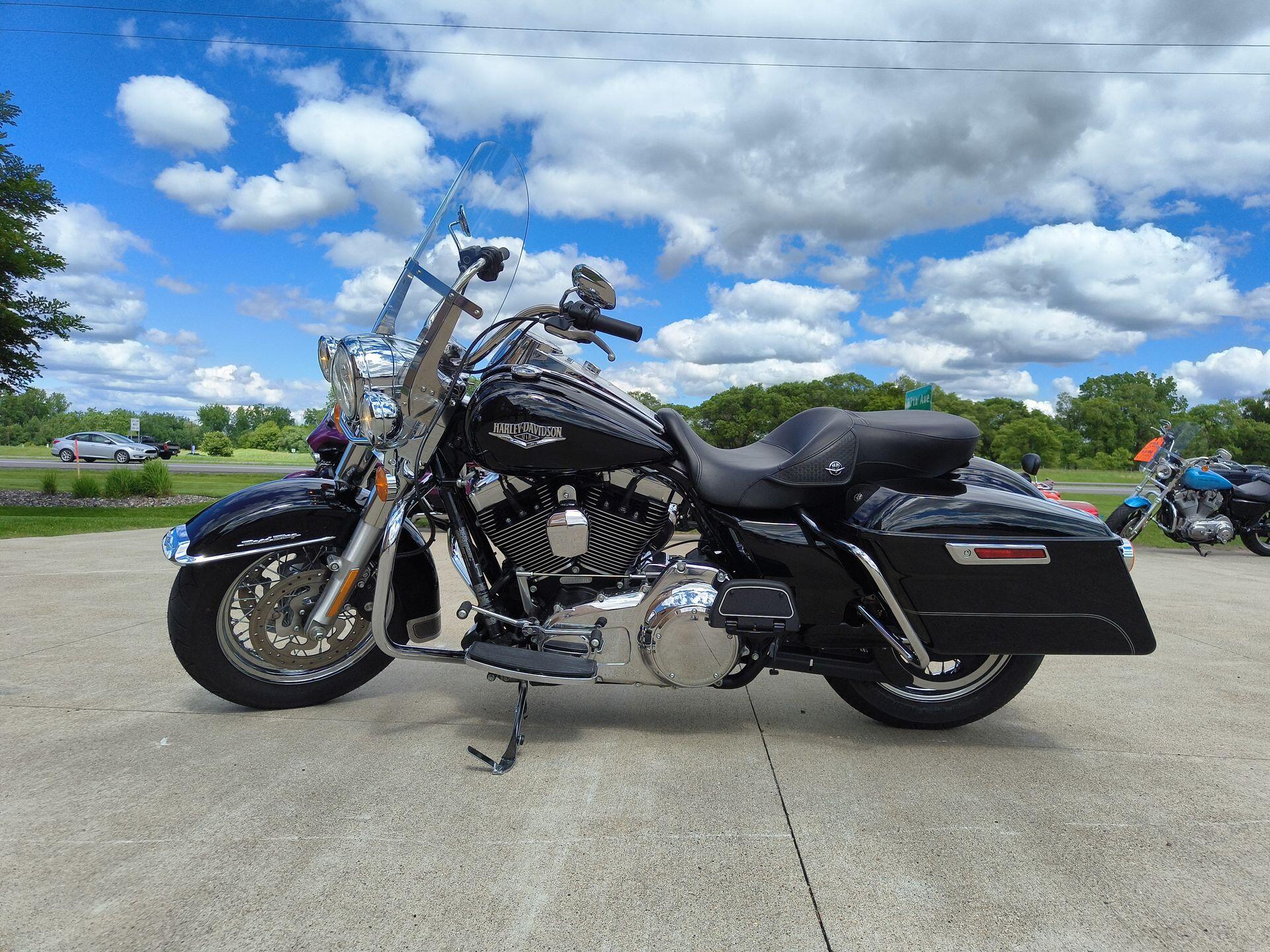 2016 Harley-Davidson® Road King® Vivid Black