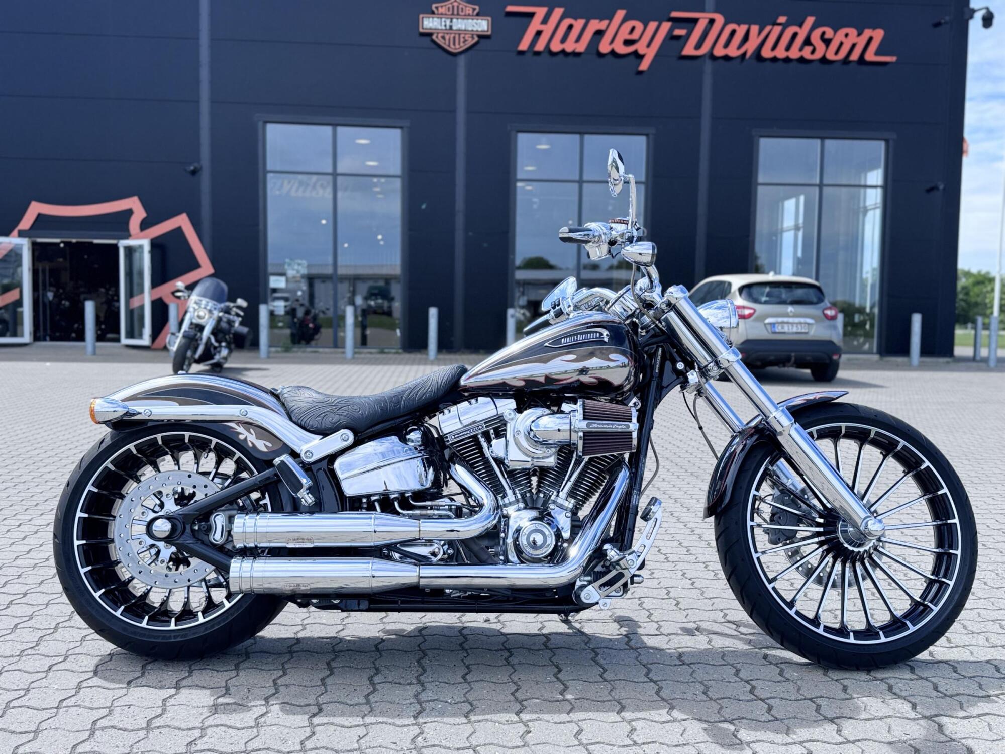 2014 Harley-Davidson® CVO™ Breakout® Black Diamond & Molten Silver with Crushed Slate Graphics