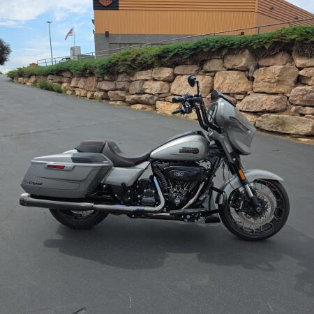 Harley-Davidson® CVO™ Street Glide® 2023 thumb 3