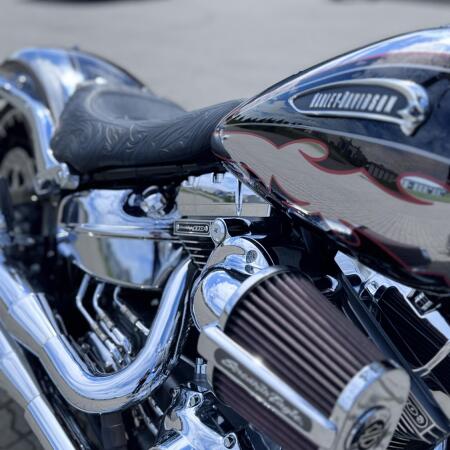 2014 Harley-Davidson® CVO™ Breakout® Black Diamond & Molten Silver with Crushed Slate Graphics thumb 0