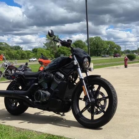 2022 Harley-Davidson® Nightster™ Vivid Black thumb 3