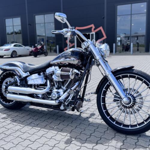 2014 Harley-Davidson® CVO™ Breakout® Black Diamond & Molten Silver with Crushed Slate Graphics thumb 2