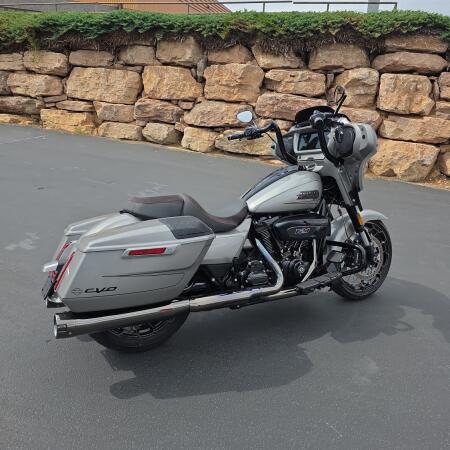 Harley-Davidson® CVO™ Street Glide® 2023 thumb 2