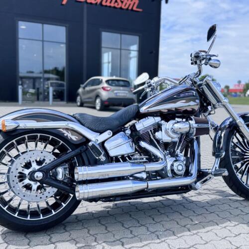2014 Harley-Davidson® CVO™ Breakout® Black Diamond & Molten Silver with Crushed Slate Graphics thumb 3
