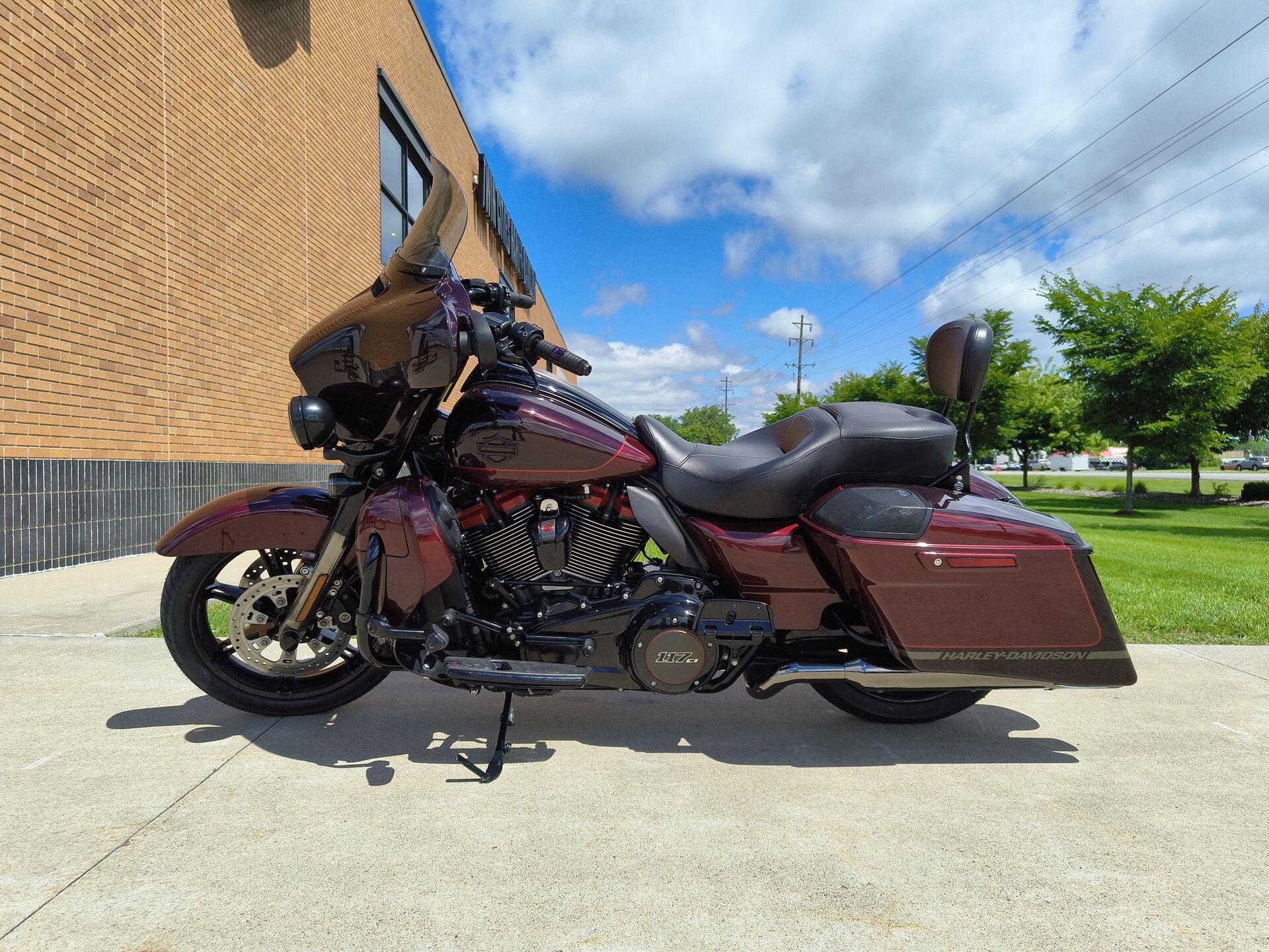 2019 Harley-Davidson® CVO™ Street Glide® Black Forest & Wineberry