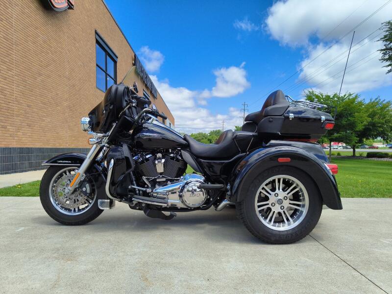 2019 Harley-Davidson® Tri Glide® Ultra Vivid Black