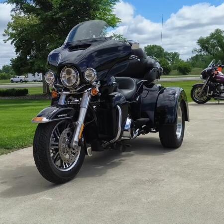 2019 Harley-Davidson® Tri Glide® Ultra Vivid Black thumb 2