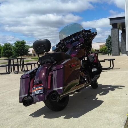 2019 Harley-Davidson® CVO™ Street Glide® Black Forest & Wineberry thumb 2