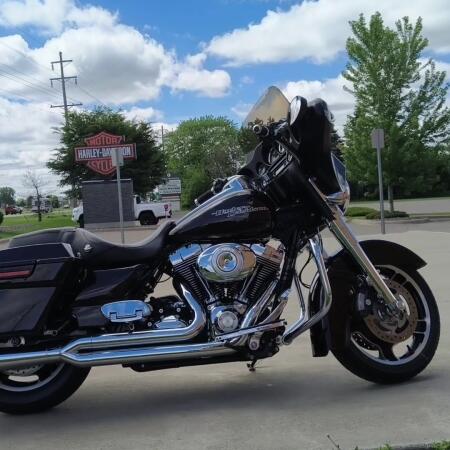 2011 Harley-Davidson® Street Glide® Merlot Sunglo thumb 1