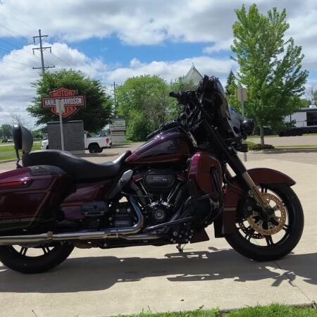 2019 Harley-Davidson® CVO™ Street Glide® Black Forest & Wineberry thumb 0