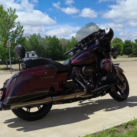 2019 Harley-Davidson® CVO™ Street Glide® Black Forest & Wineberry thumb 1