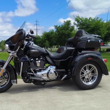 2019 Harley-Davidson® Tri Glide® Ultra Vivid Black thumb 1