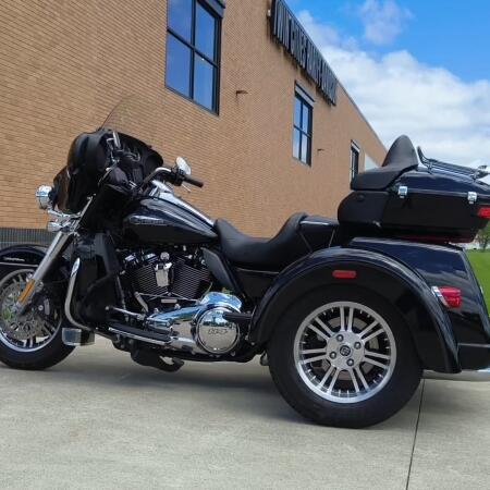 2019 Harley-Davidson® Tri Glide® Ultra Vivid Black thumb 0