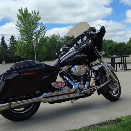 2011 Harley-Davidson® Street Glide® Merlot Sunglo thumb 2