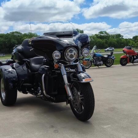 2019 Harley-Davidson® Tri Glide® Ultra Vivid Black thumb 3