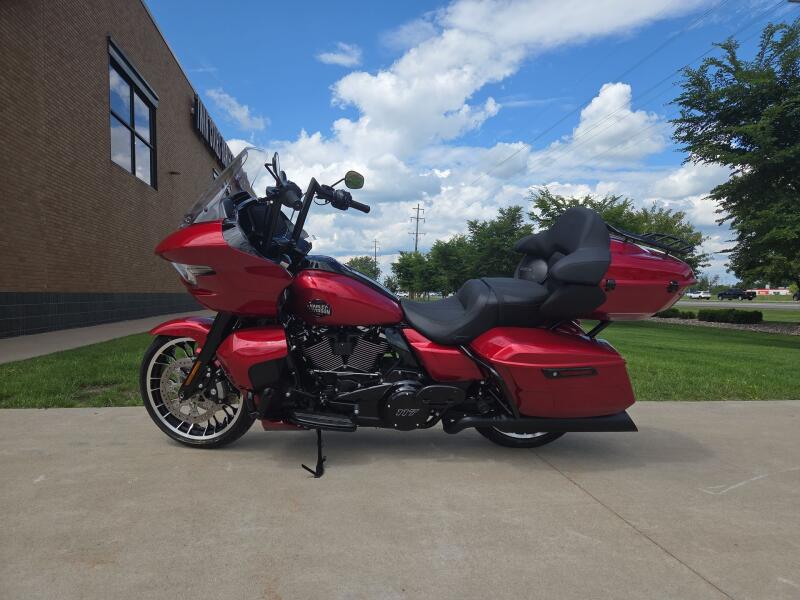2026 Harley-Davidson® Road Glide Limited Brilliant Red Chrome Trim