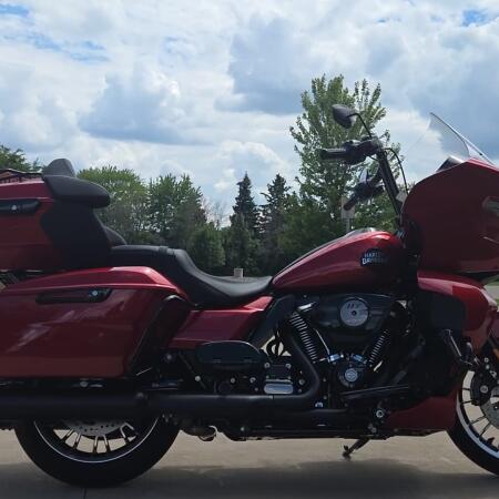 2026 Harley-Davidson® Road Glide Limited Brilliant Red Chrome Trim thumb 2