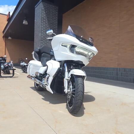 2026 Harley-Davidson® Road Glide Limited White Onyx Pearl Black Trim thumb 3