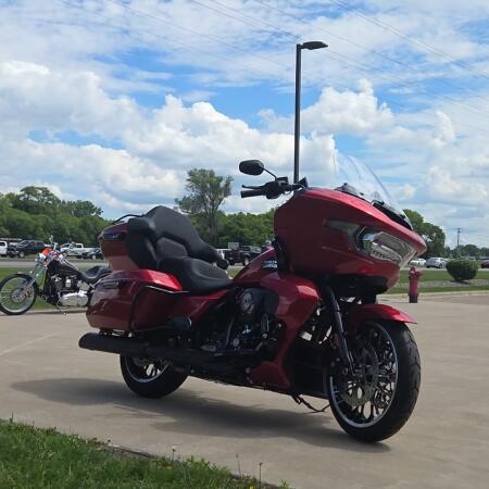 2026 Harley-Davidson® Road Glide Limited Brilliant Red Chrome Trim thumb 1