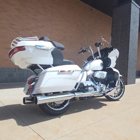 2026 Harley-Davidson® Road Glide Limited White Onyx Pearl Black Trim thumb 1
