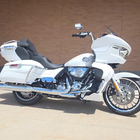 2026 Harley-Davidson® Road Glide Limited White Onyx Pearl Black Trim thumb 2