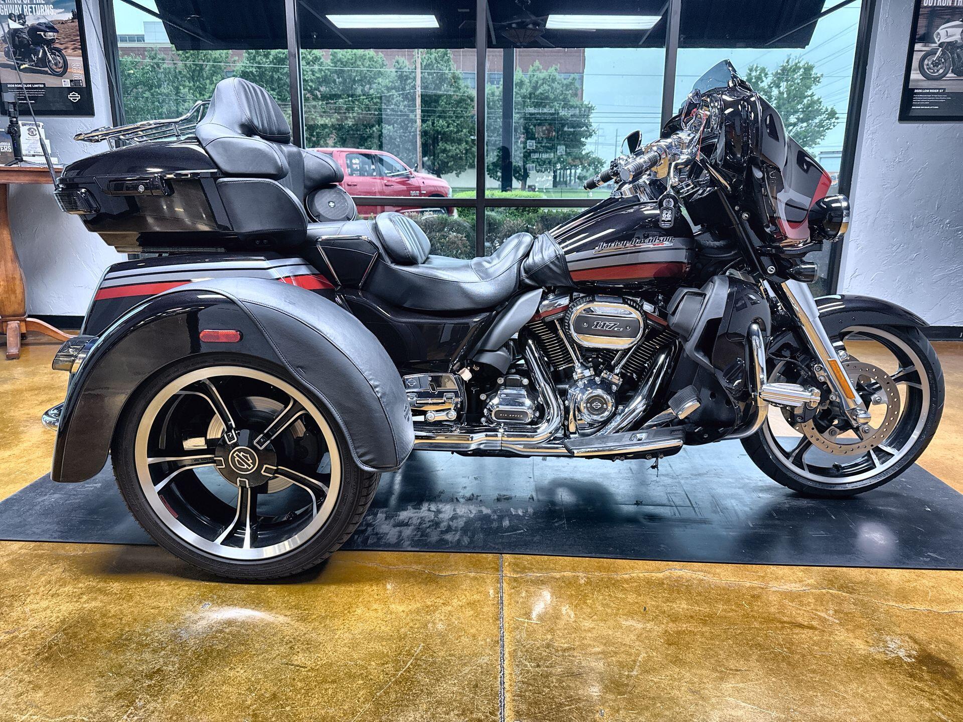 2020 Harley-Davidson® CVO™ Tri Glide® Black Stardust w/ Magnetic Gray & Wicked Red