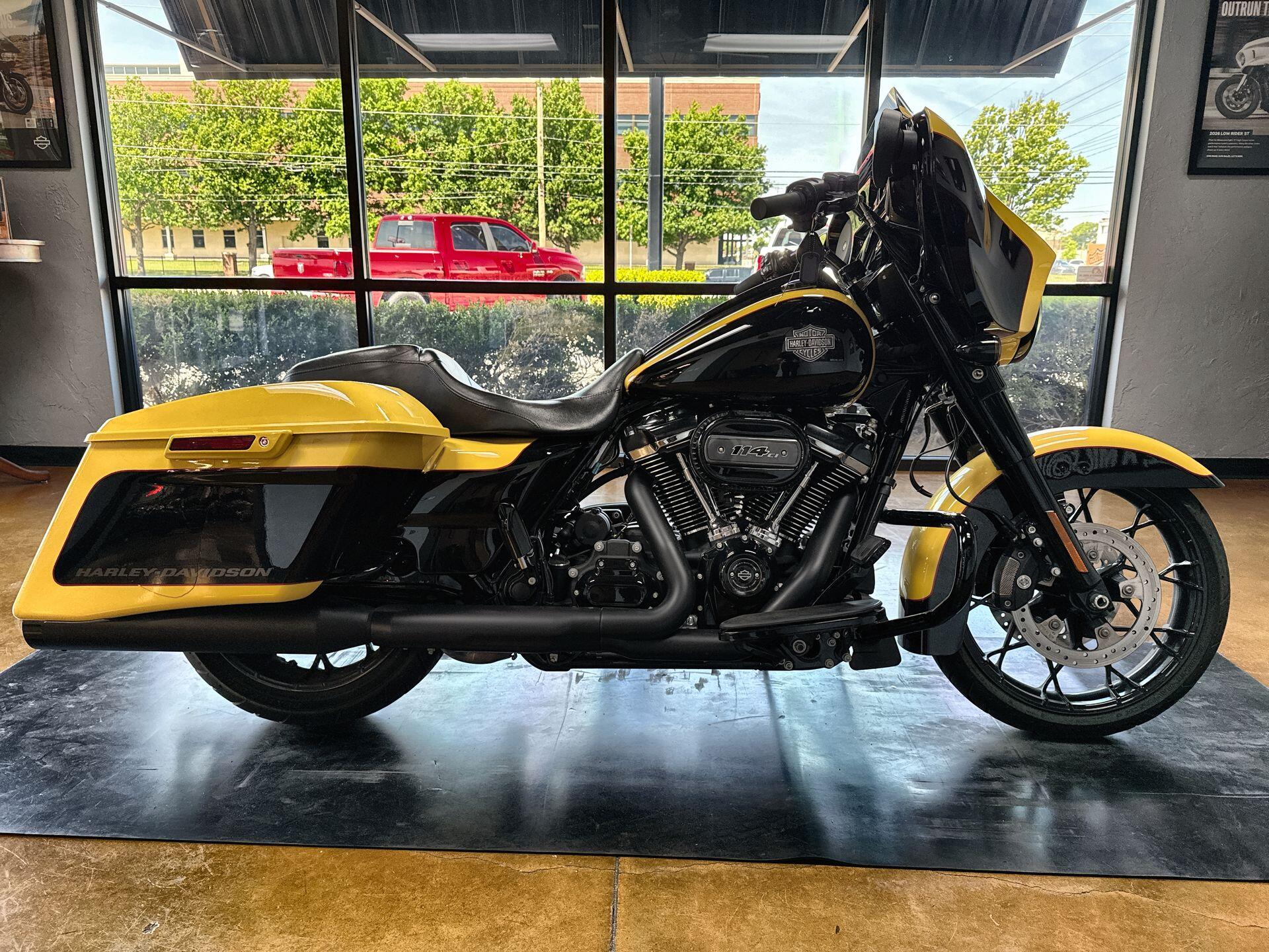2023 Harley-Davidson® Street Glide® Special Industrial Yellow/Vivid Black - Black Finish