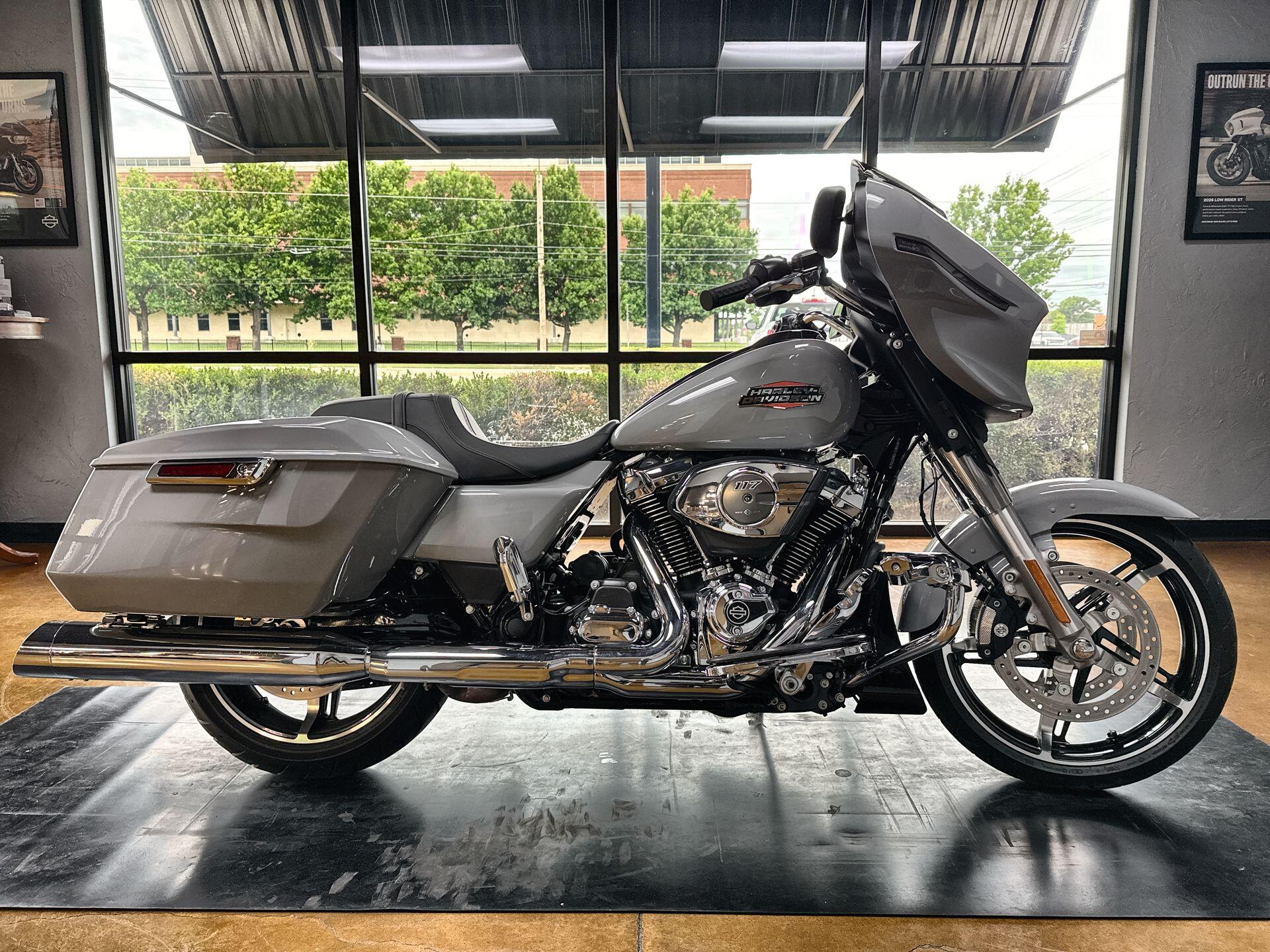 2025 Harley-Davidson® Street Glide® Billiard Gray