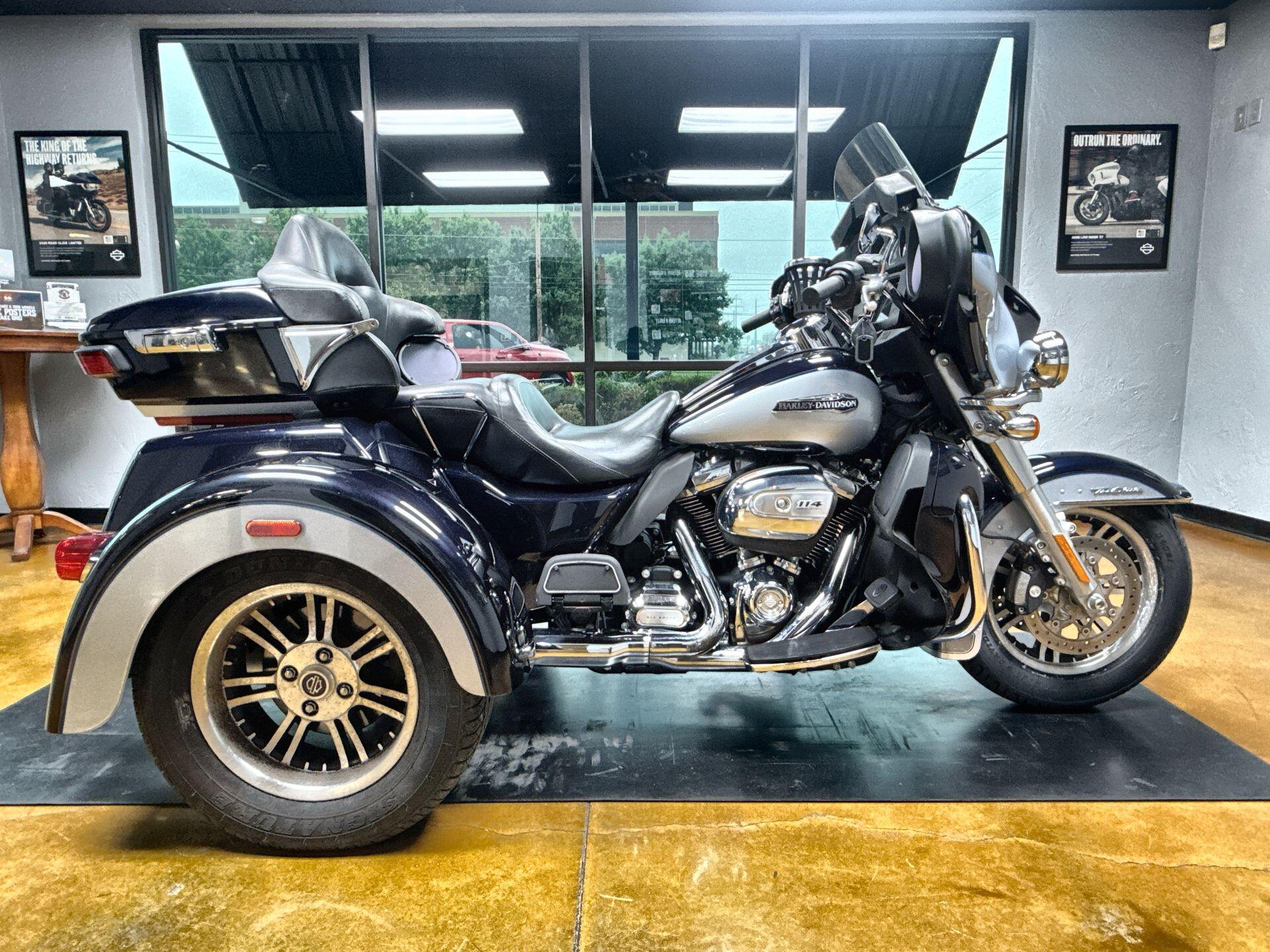 2020 Harley-Davidson® Tri Glide® Ultra Midnight Blue/Barracuda Silver