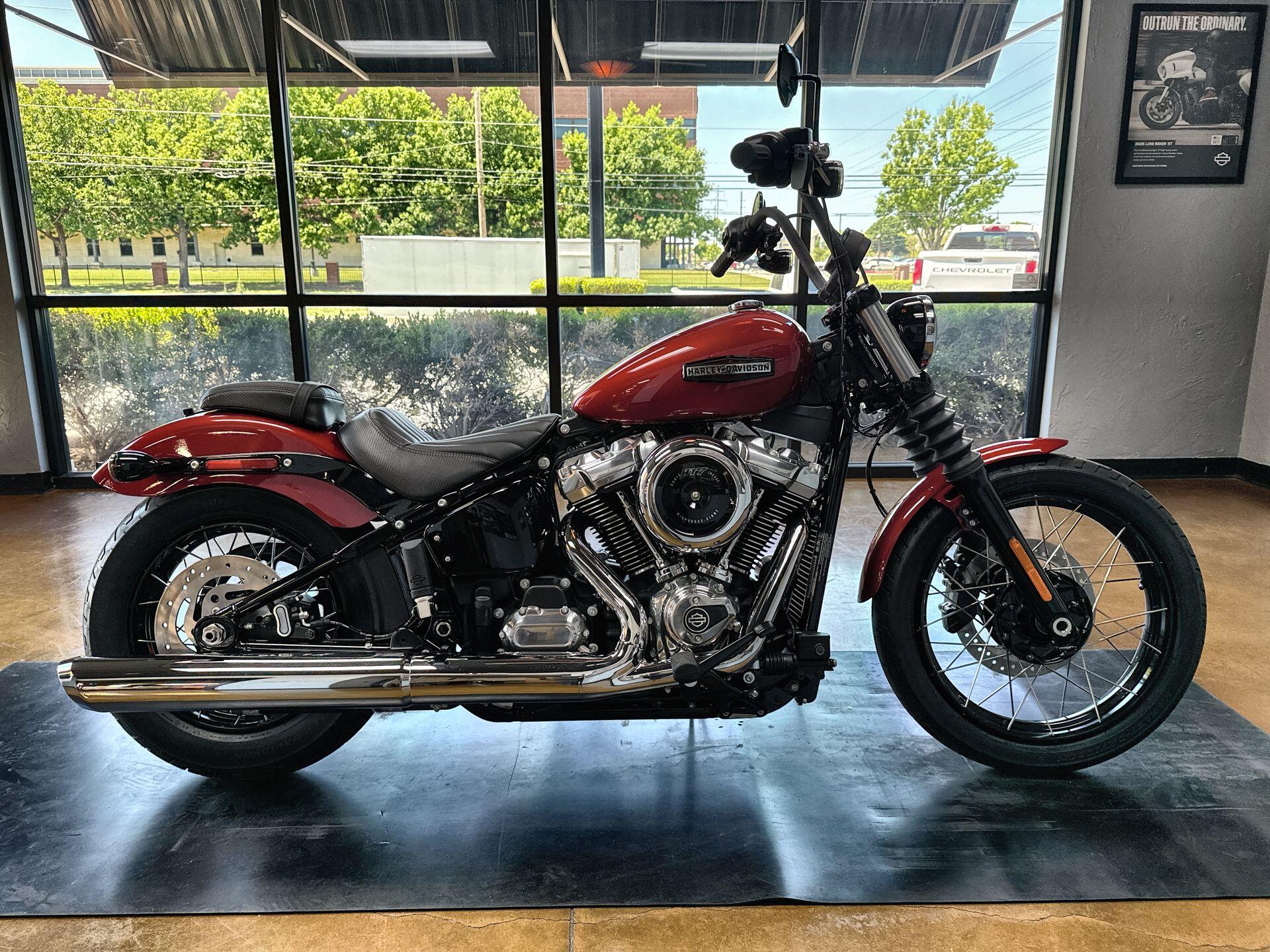 2026 Harley-Davidson® Street Bob® Brilliant Red Chrome Cast Wheels