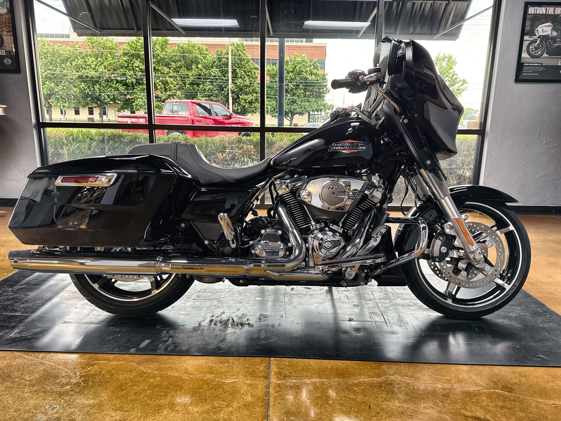 2026 Harley-Davidson® Street Glide® Vivid Black Chrome Trim
