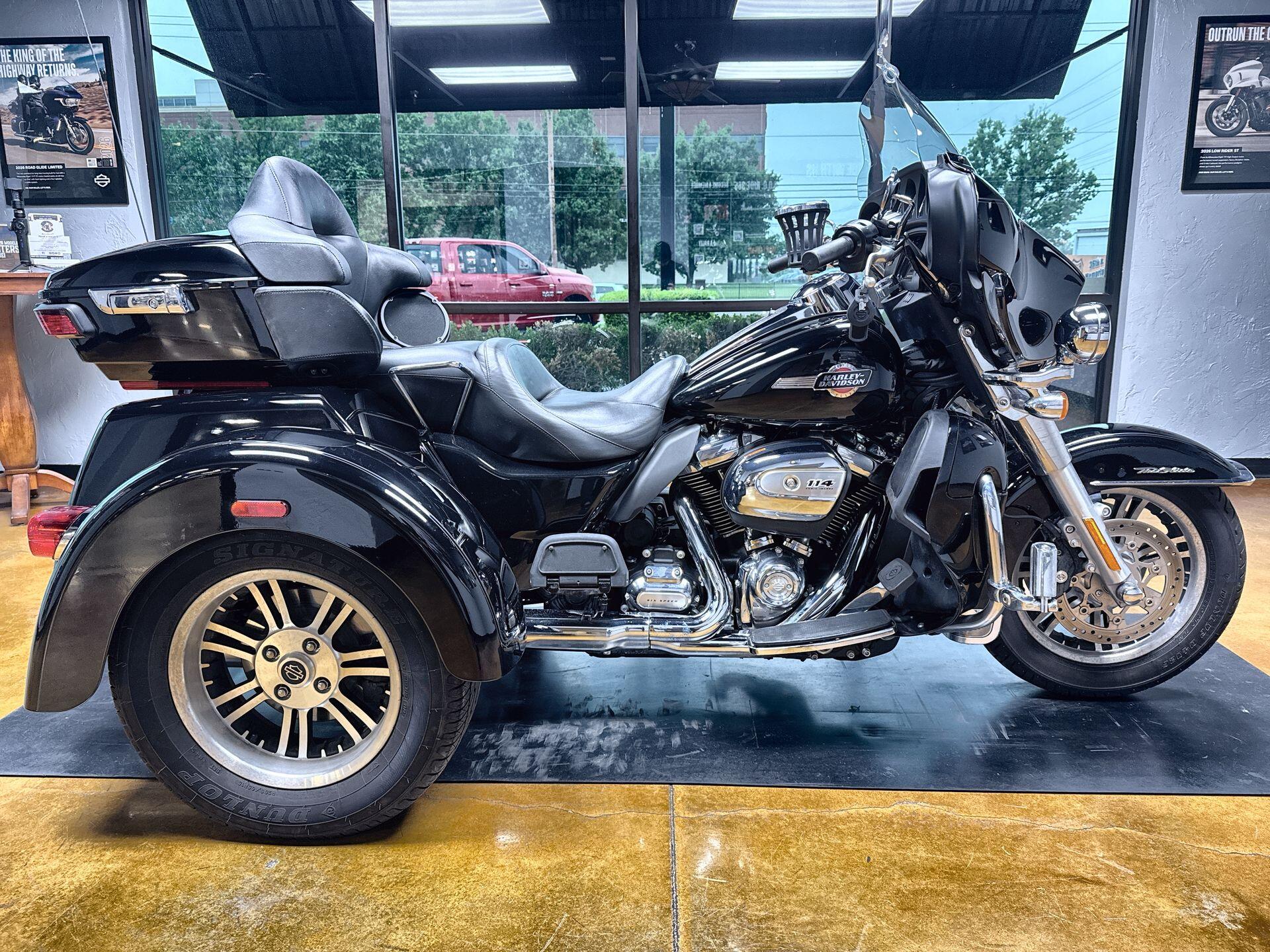 2023 Harley-Davidson® Tri Glide® Ultra Vivid Black