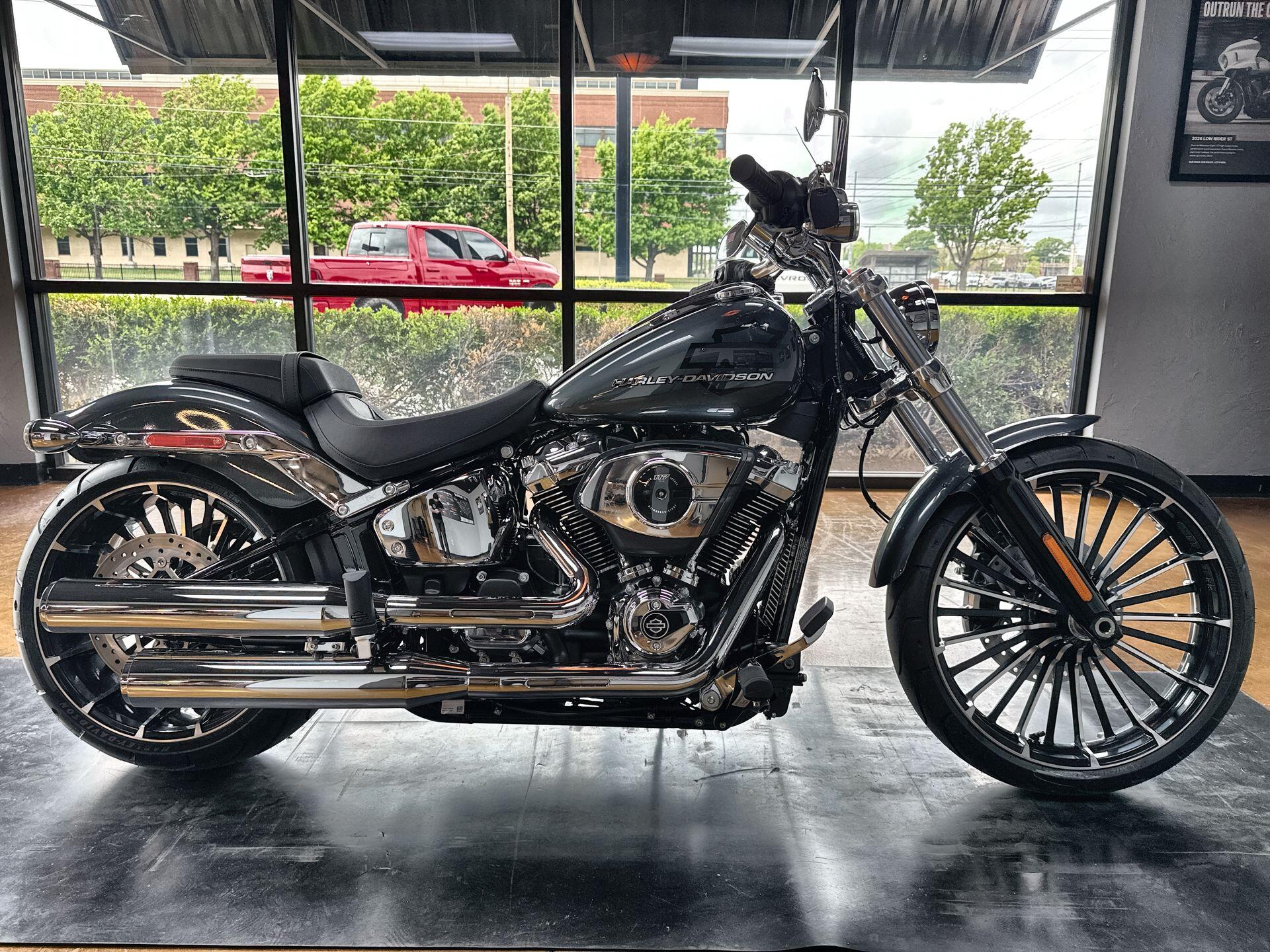 2026 Harley-Davidson® Breakout® Iron Horse Metallic Chrome Trim