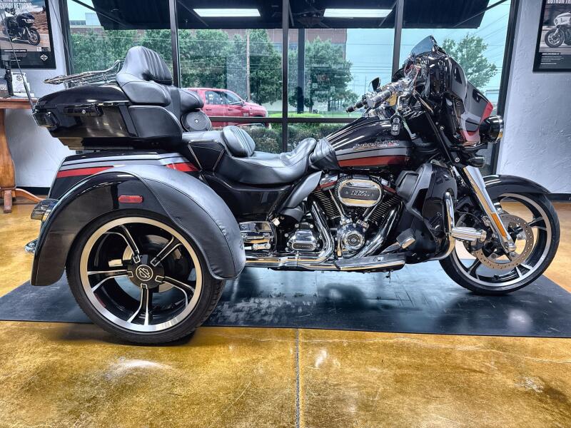 2020 Harley-Davidson® CVO™ Tri Glide® Black Stardust w/ Magnetic Gray & Wicked Red
