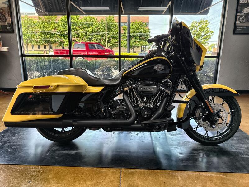 2023 Harley-Davidson® Street Glide® Special Industrial Yellow/Vivid Black - Black Finish