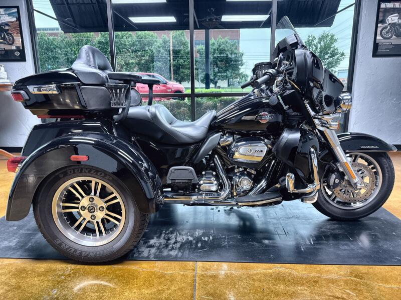 2024 Harley-Davidson® Tri Glide® Ultra Vivid Black