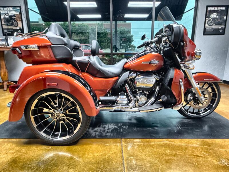 2025 Harley-Davidson® Tri Glide® Ultra Whiskey Fire / Vivid Black