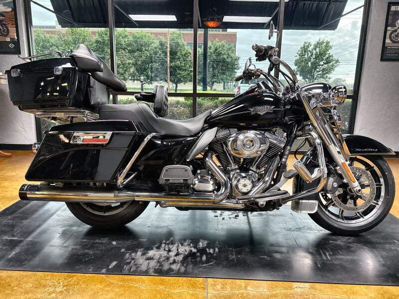 2011 Harley-Davidson® Road King® Classic BLACK W/PINSTRIPE