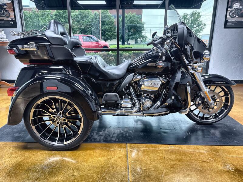 2025 Harley-Davidson® Tri Glide® Ultra Vivid Black