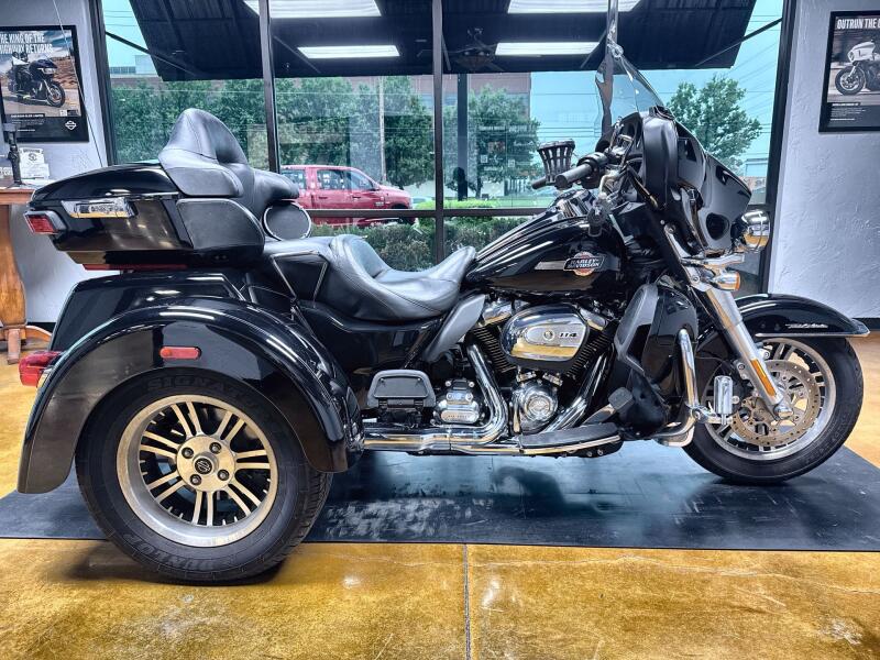 2023 Harley-Davidson® Tri Glide® Ultra Vivid Black