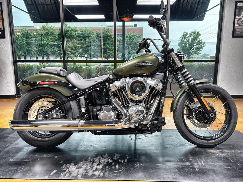 2026 Harley-Davidson® Street Bob® Olive Steel Metallic Chrome Cast Wheels