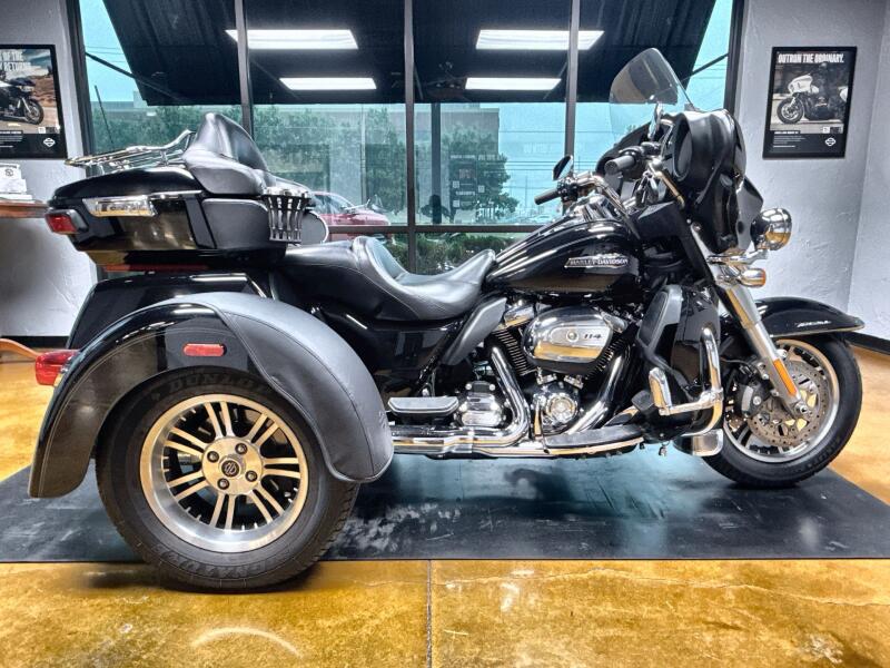 2019 Harley-Davidson® Tri Glide® Ultra Vivid Black