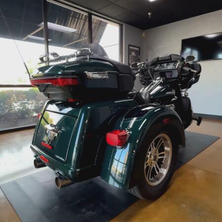 2024 Harley-Davidson® Tri Glide® Ultra Alpine Green / Vivid Black thumb 1