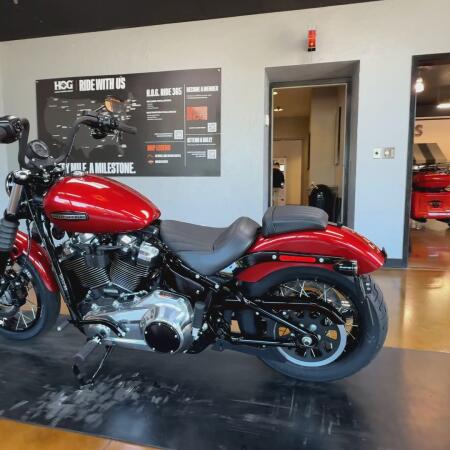 2026 Harley-Davidson® Street Bob® Brilliant Red Chrome Cast Wheels thumb 3