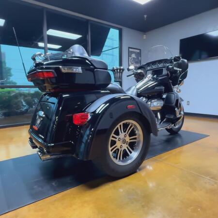 2019 Harley-Davidson® Tri Glide® Ultra Vivid Black thumb 1