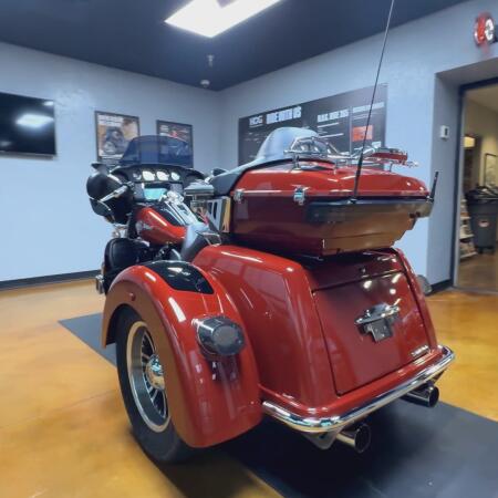 2024 Harley-Davidson® Tri Glide® Ultra Red Rock / Vivid Black thumb 1