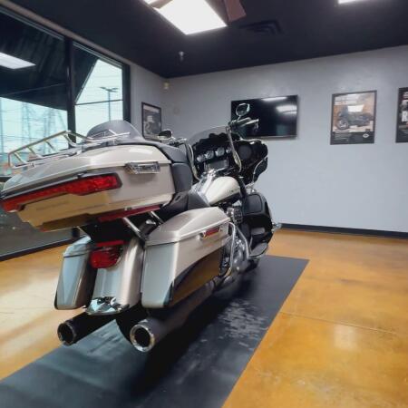 2018 Harley-Davidson® Ultra Limited Silver Fortune/Black Tempest thumb 0