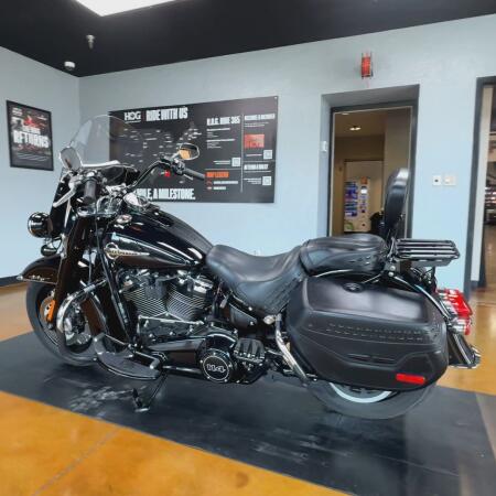 2019 Harley-Davidson® Heritage Classic 114 Vivid Black thumb 1