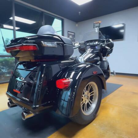 2023 Harley-Davidson® Tri Glide® Ultra Vivid Black thumb 1